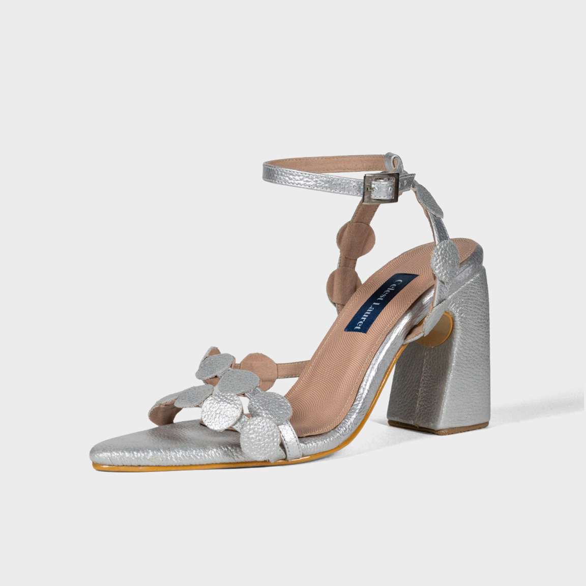 Tacones en cuero plateado con medallones