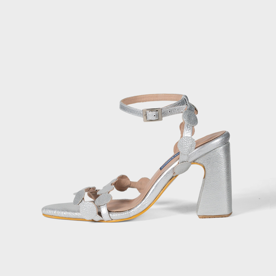 Tacones en cuero plateado con medallones