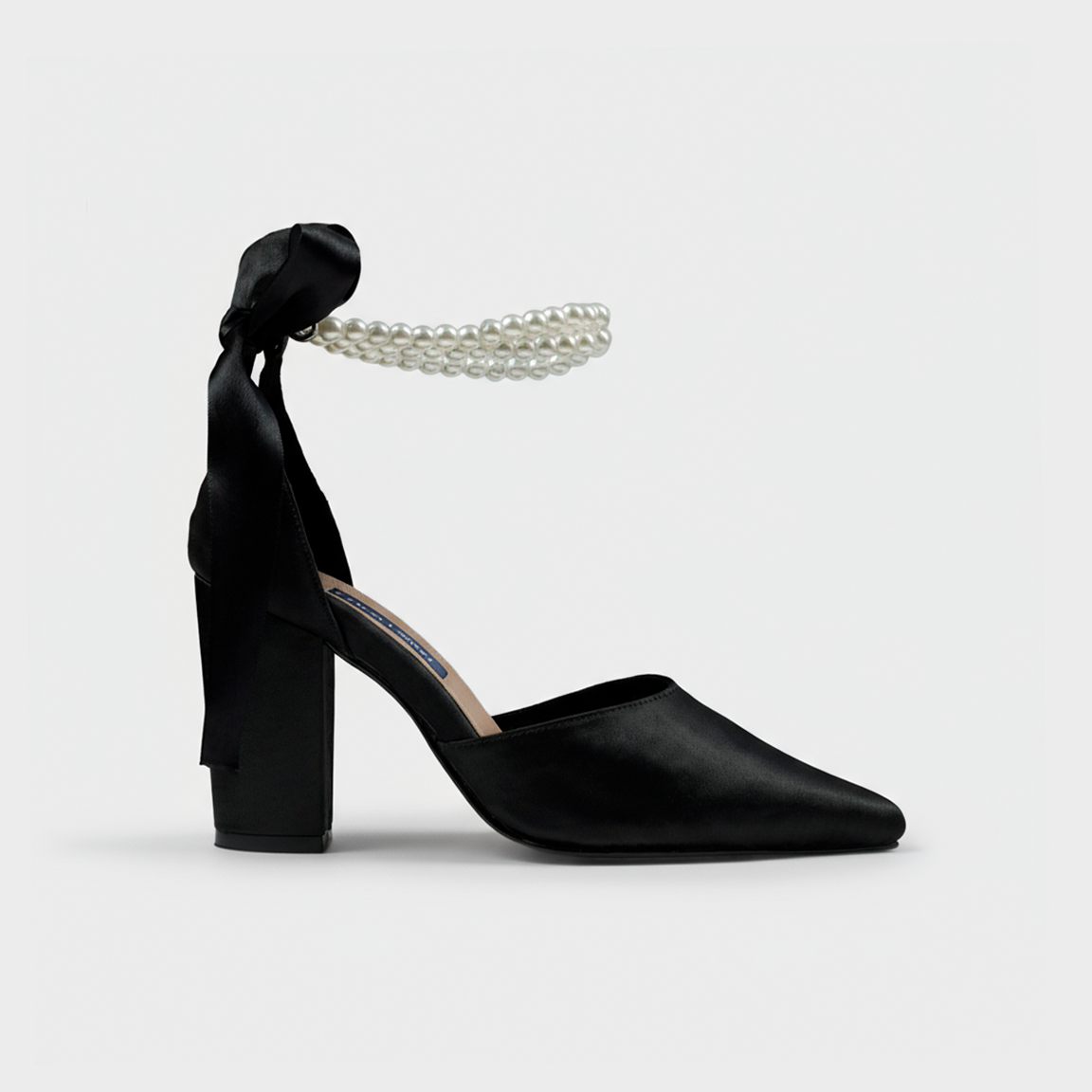 Tacones con perlas en satín