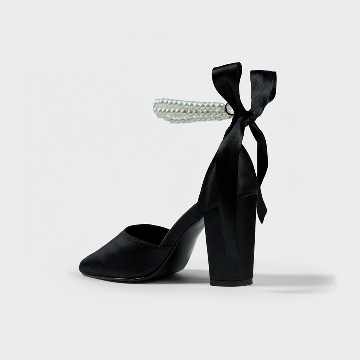 Tacones con perlas en satín