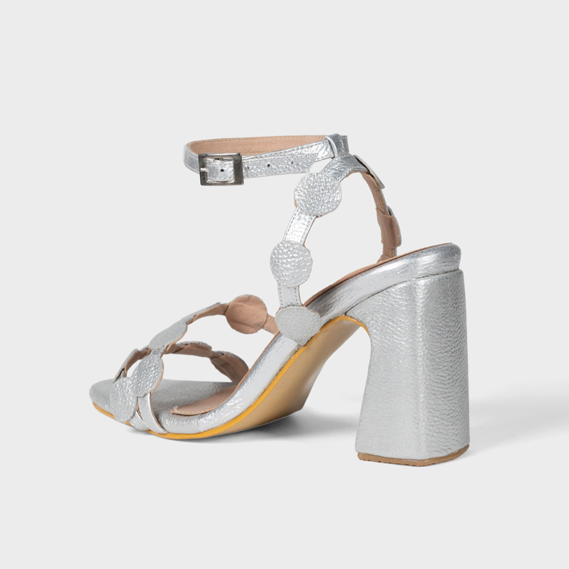 Tacones en cuero plateado con medallones