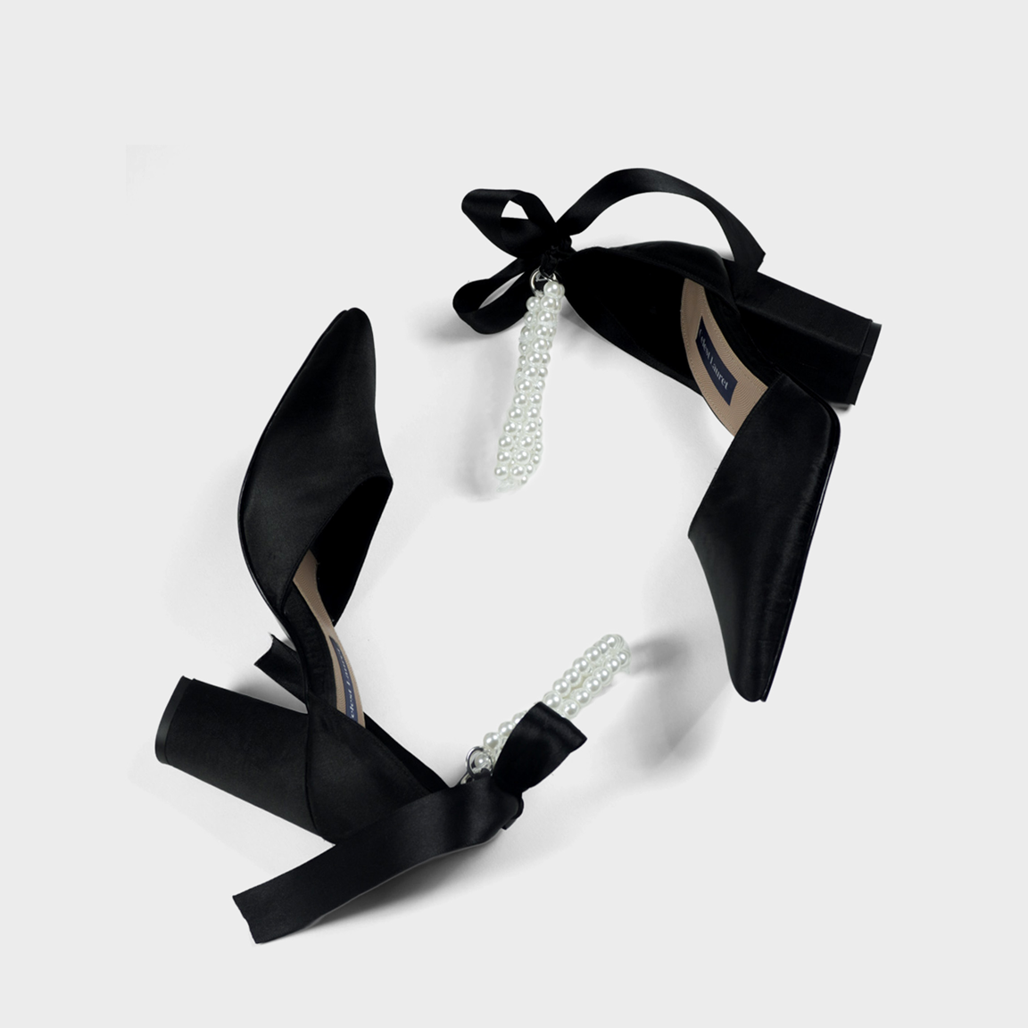 Tacones con perlas en satín