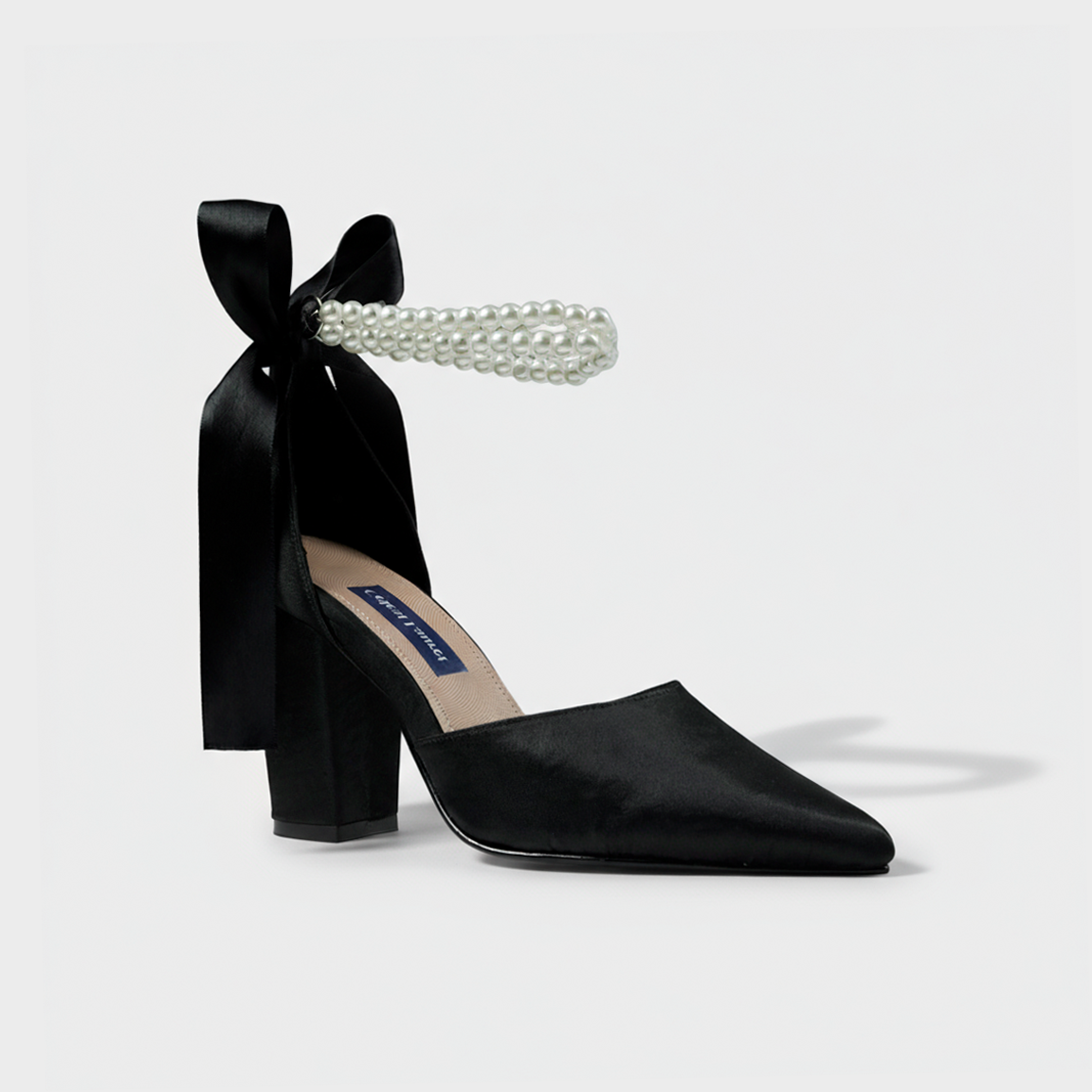 Tacones con perlas en satín