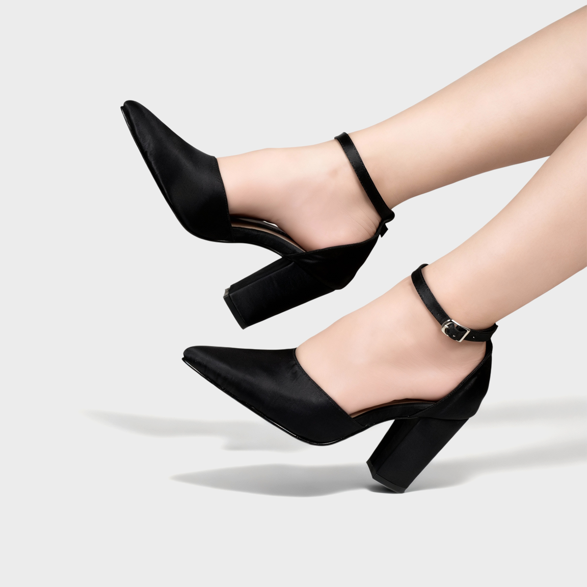 Tacones con perlas en satín