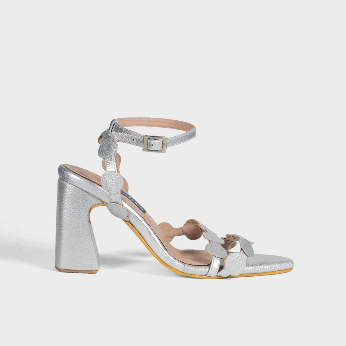 Tacones en cuero plateado con medallones