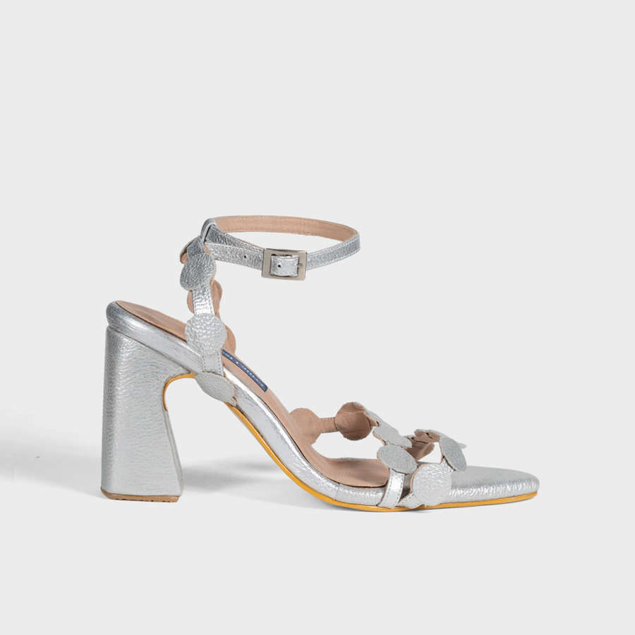 Tacones en cuero plateado con medallones