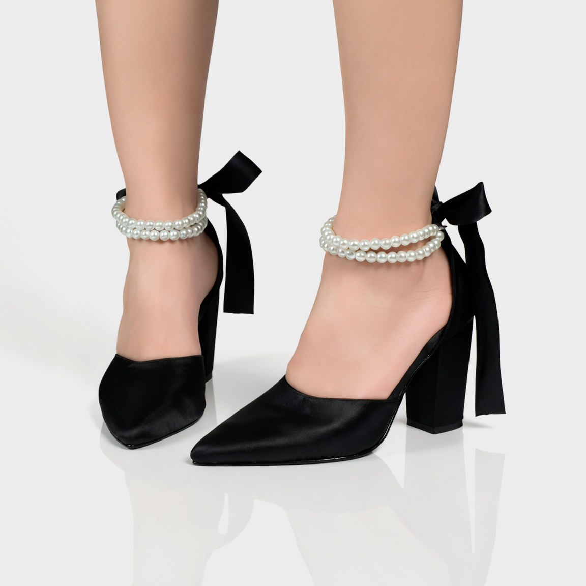 Tacones con perlas en satín